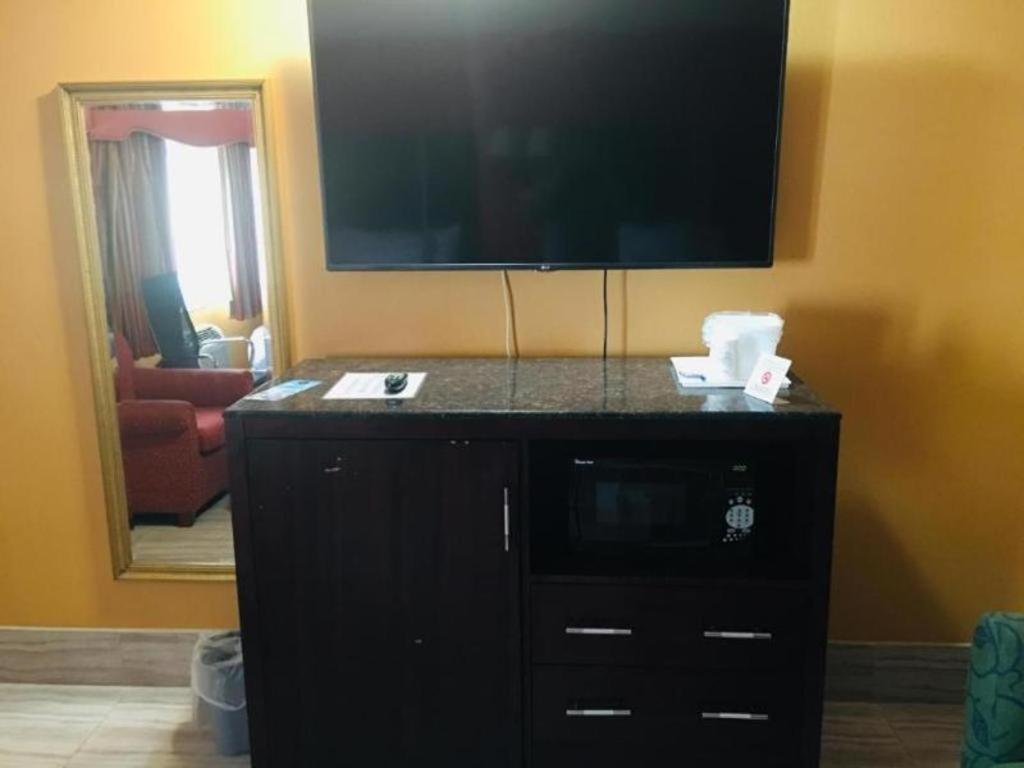 Travelodge By Wyndham Bay Shore Long Island Eksteriør bilde